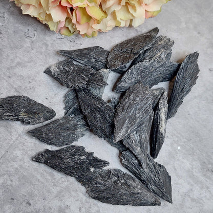 Kyaniitti, musta pieni