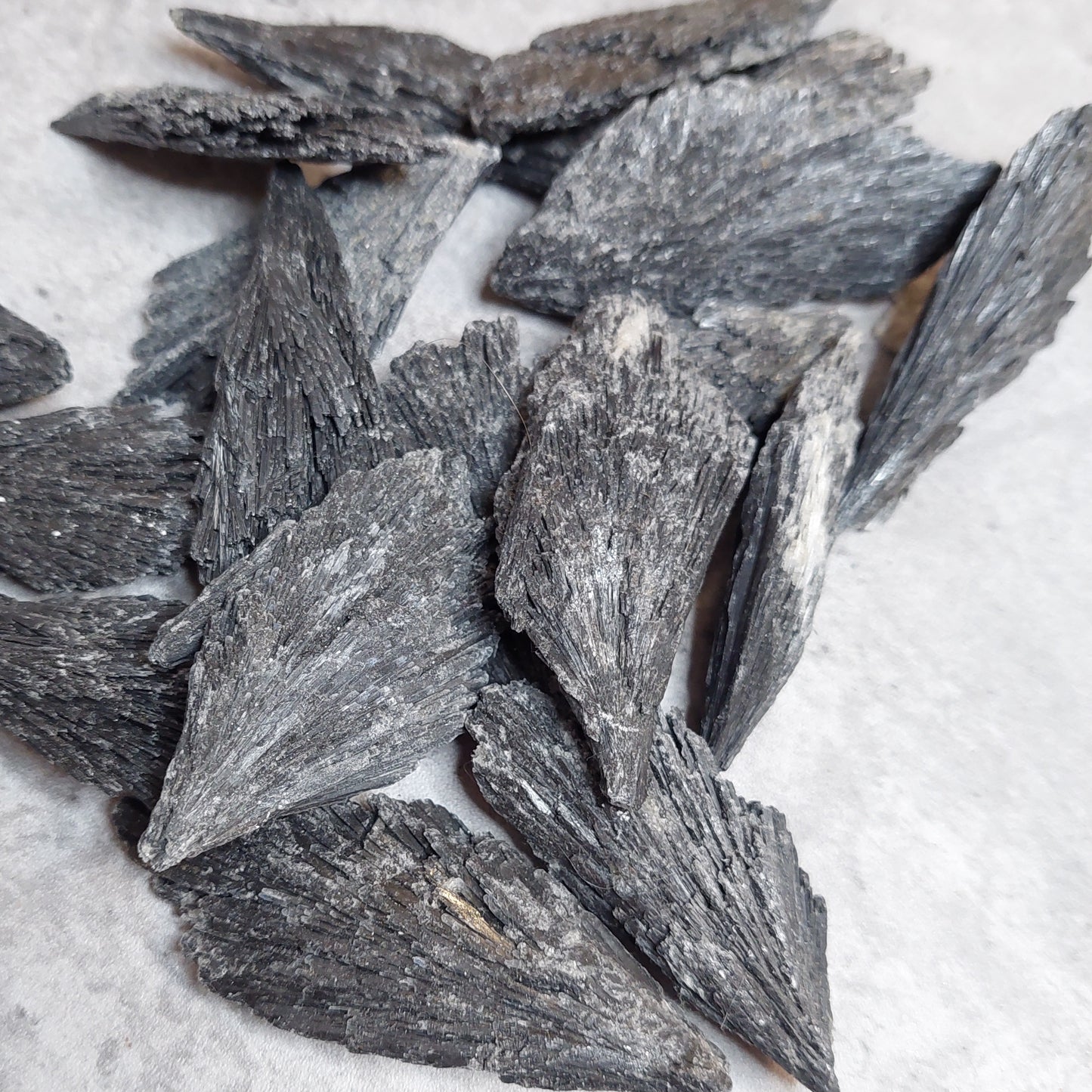 Kyaniitti, musta pieni