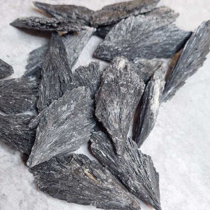 Kyaniitti, musta pieni