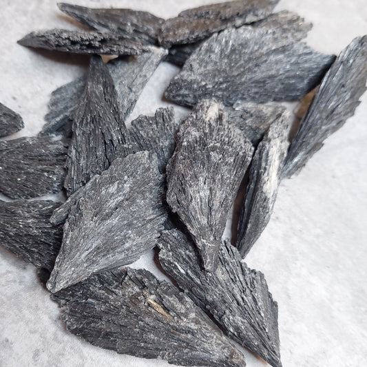 Kyaniitti, musta pieni