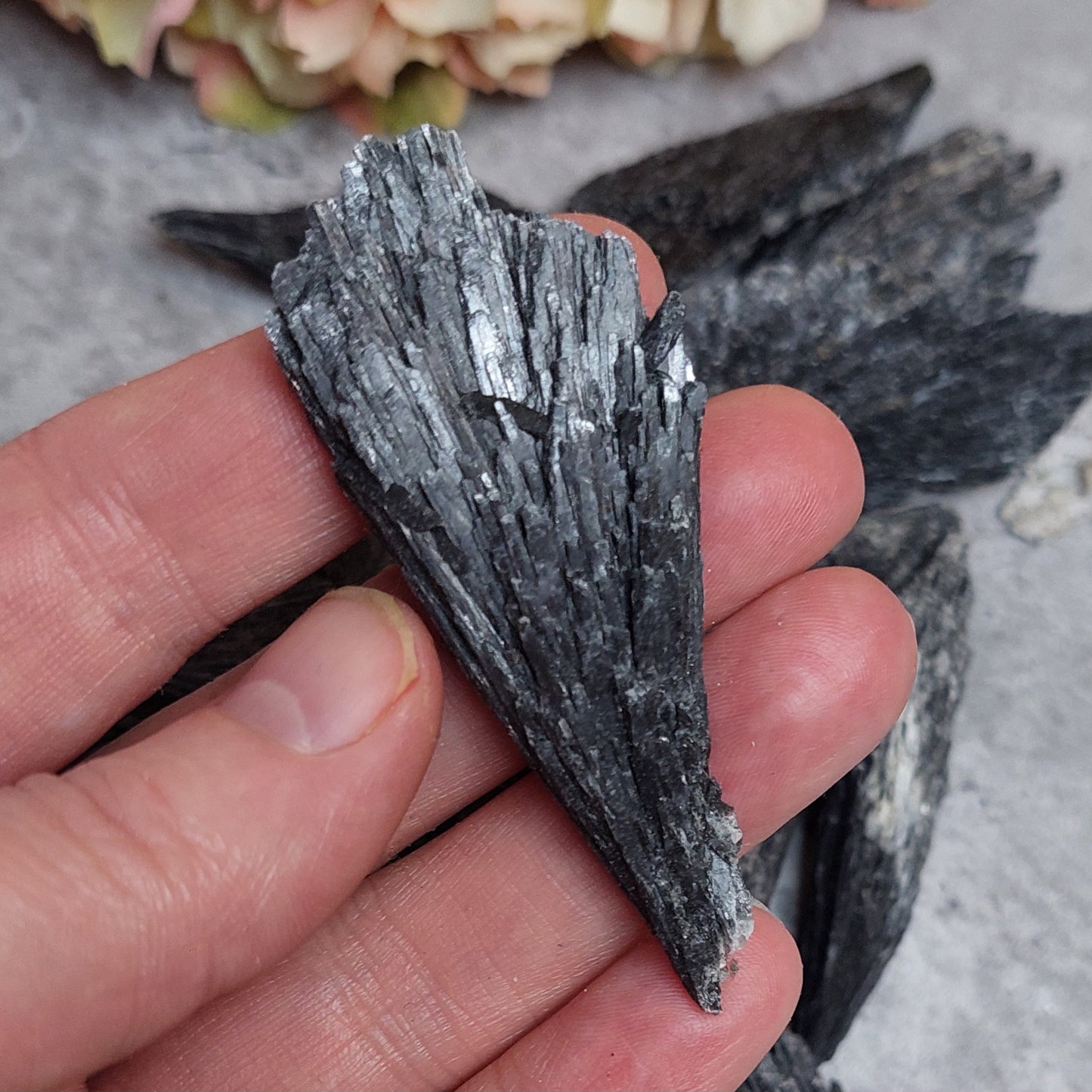 Kyaniitti, musta pieni