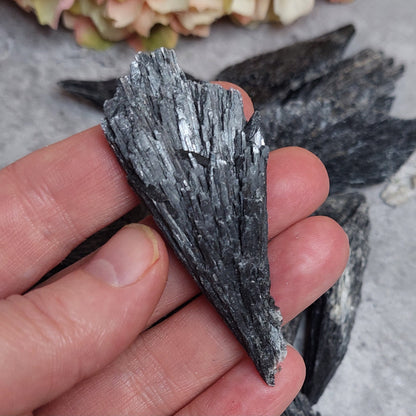 Kyaniitti, musta pieni