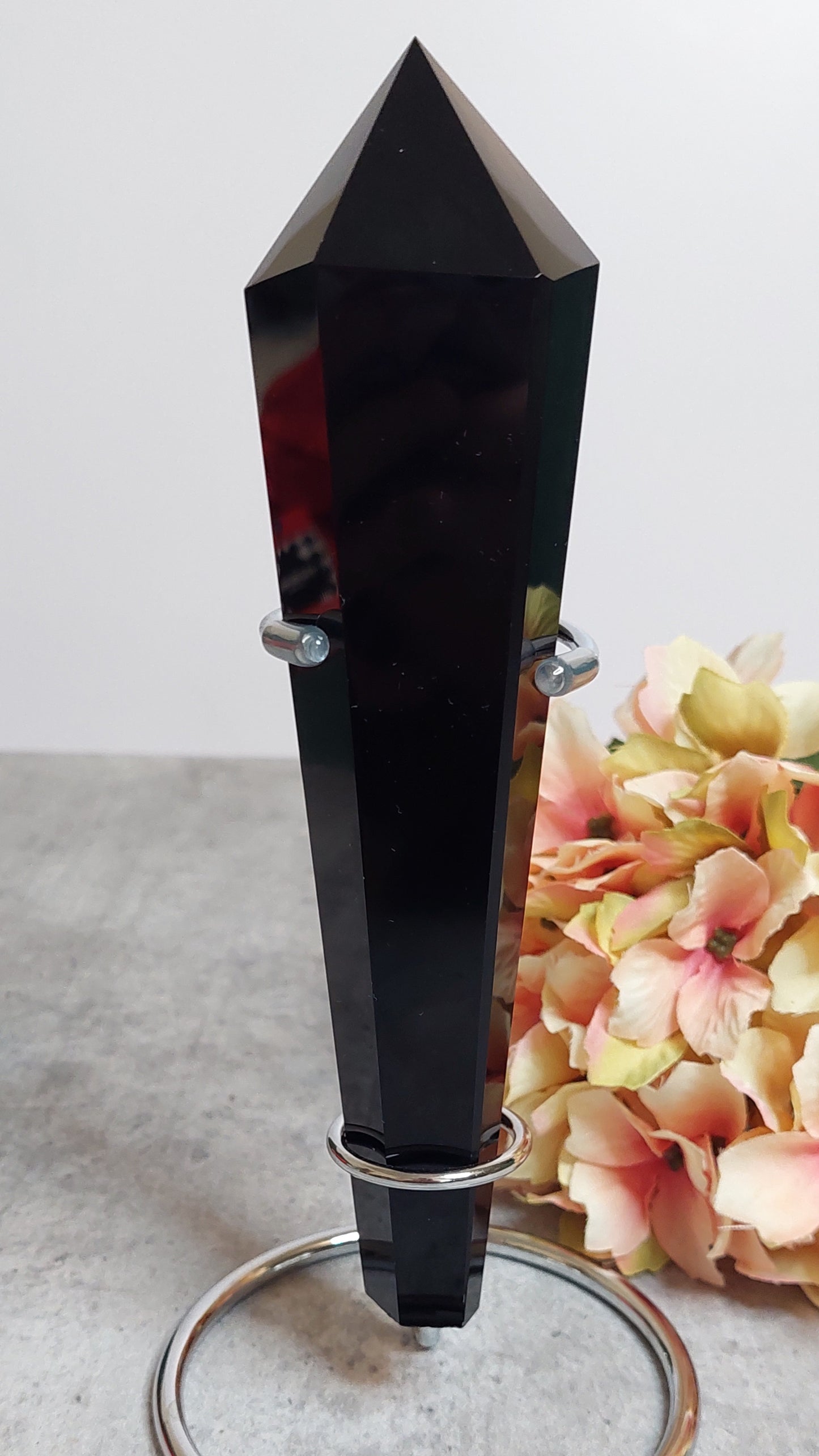 Obsidiaani wand telineellä