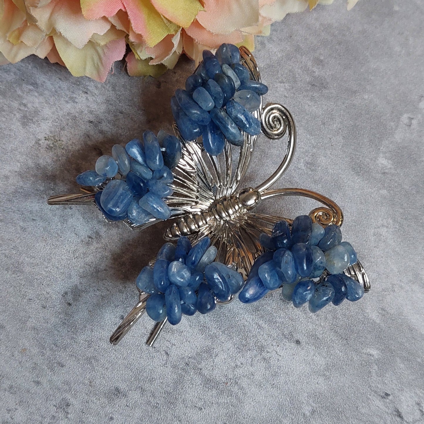 Perhonen sirusiivillä, kyaniitti