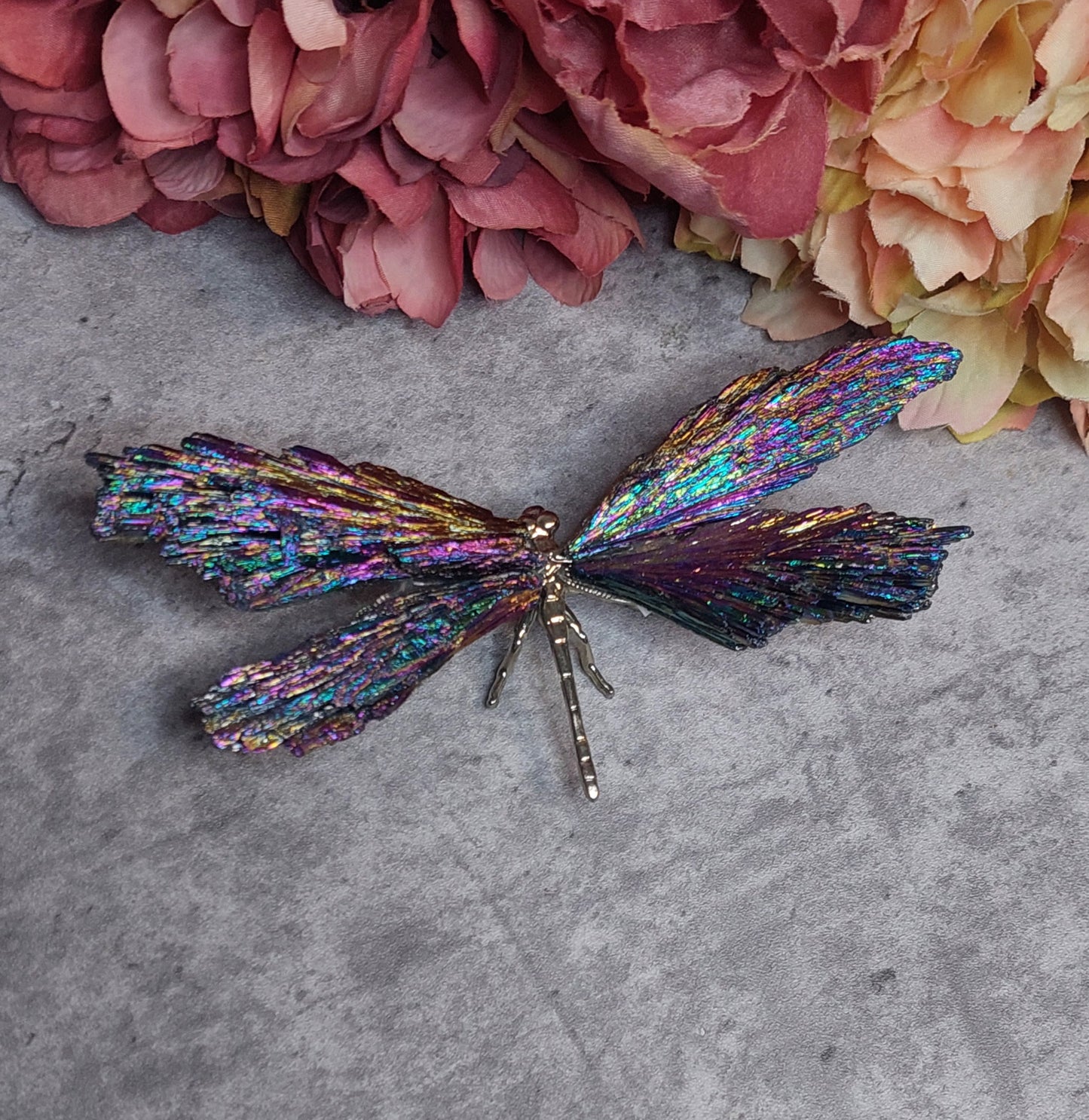 Sudenkorento aurakyaniittia moniväri