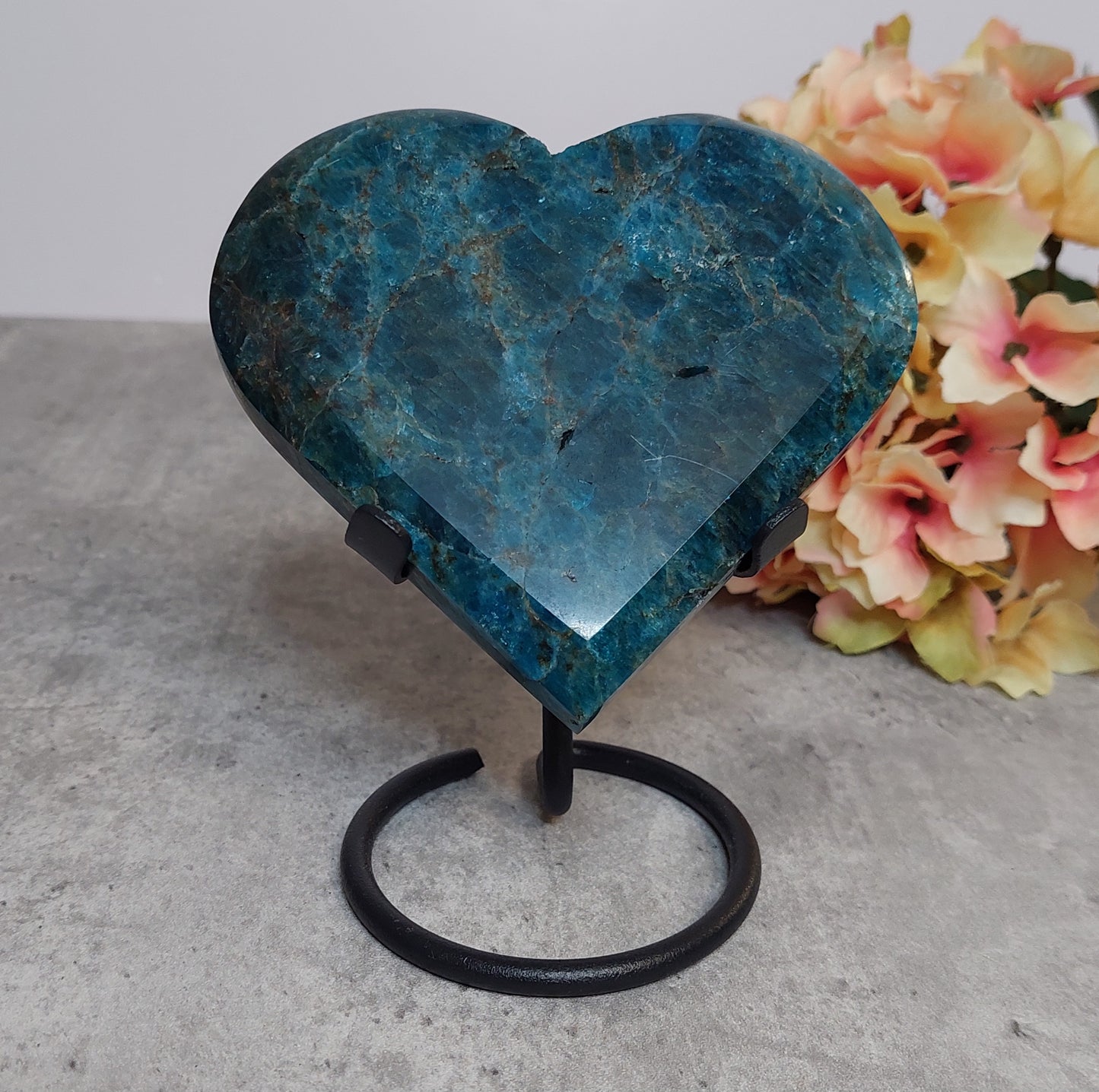 Apatiitti sydän jalassa